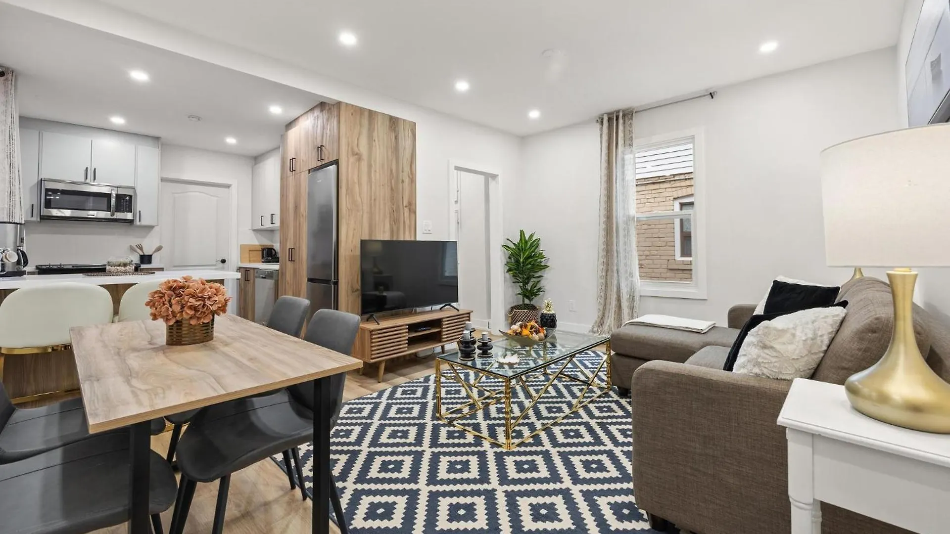 Private House With Parking & Steps To Subway Apartman Toronto