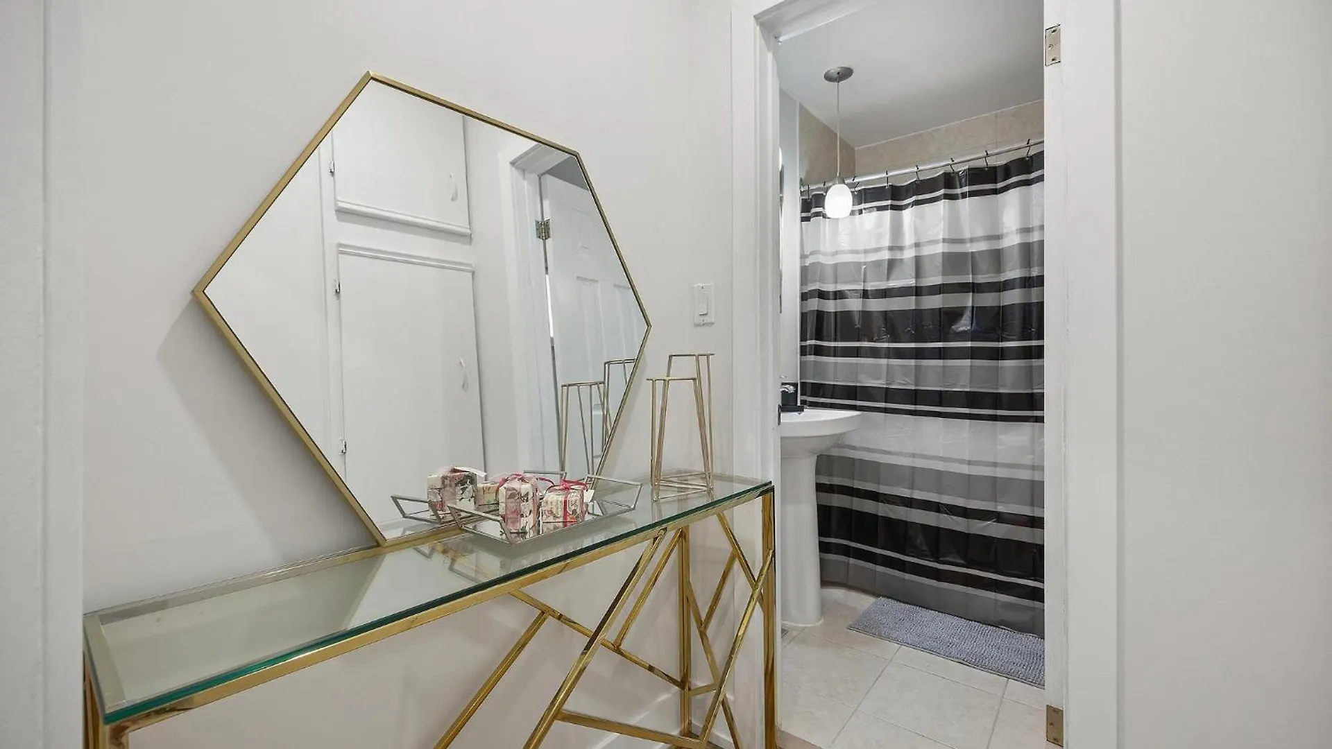Private House With Parking & Steps To Subway Apartman Toronto