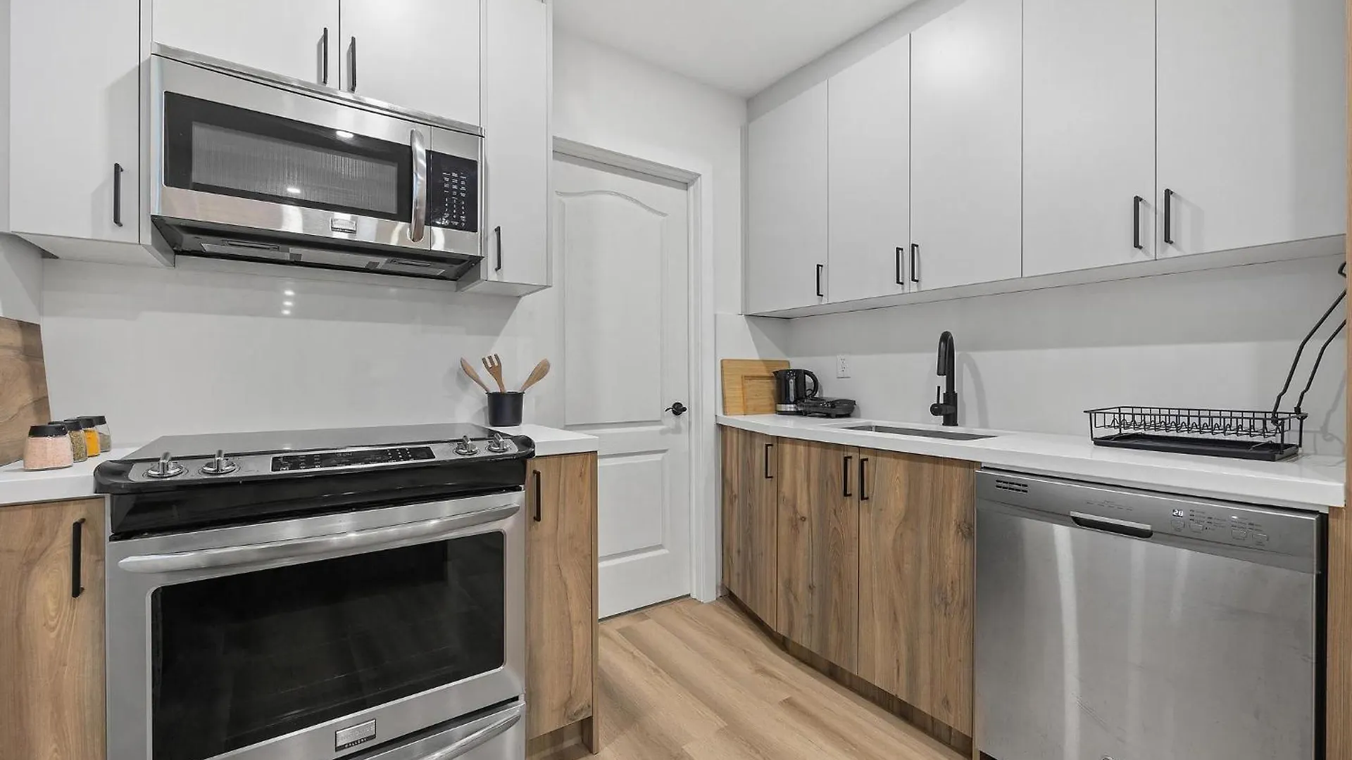 Private House With Parking & Steps To Subway Apartman Toronto 0*,