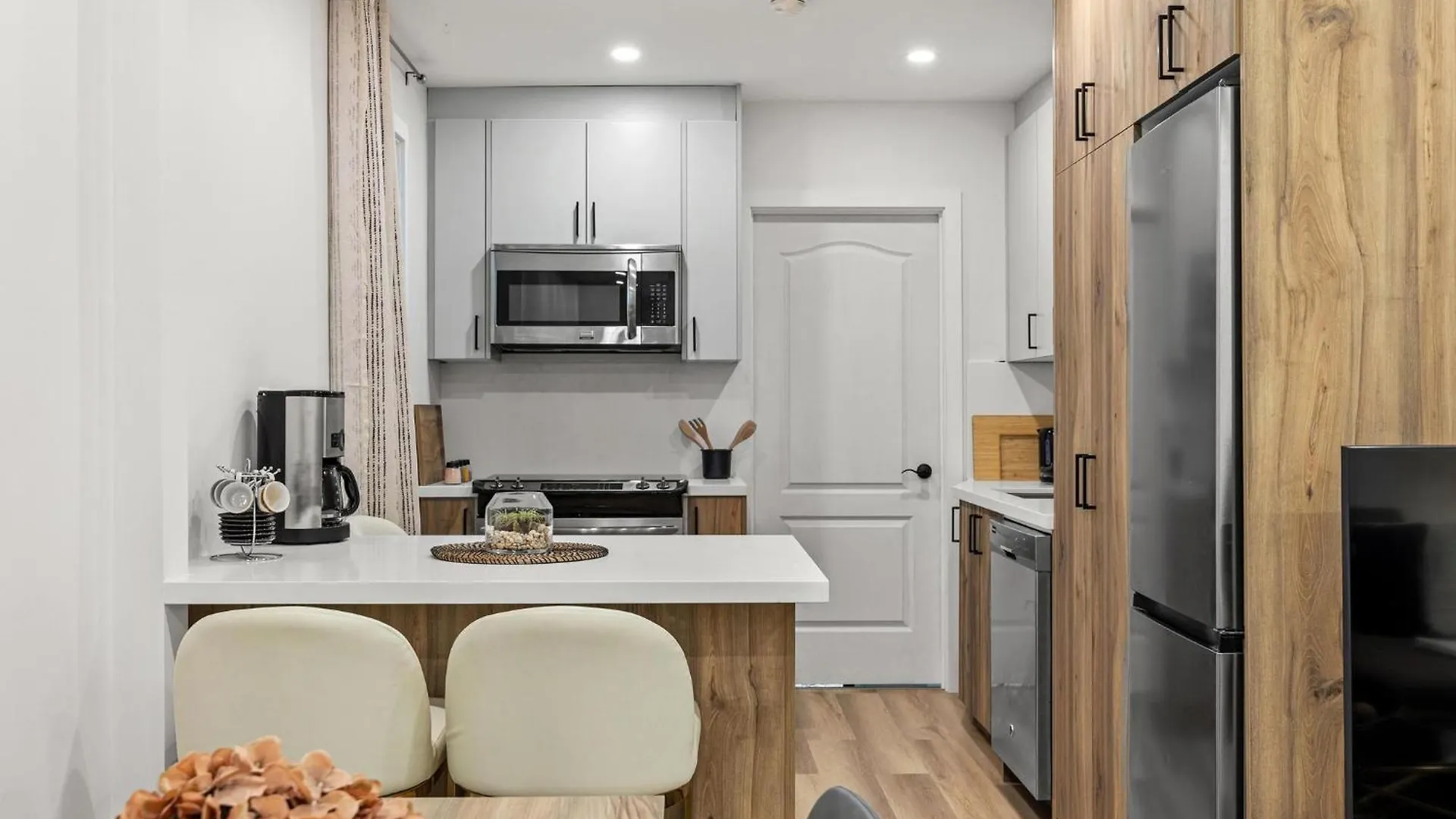 Private House With Parking & Steps To Subway Apartman Toronto