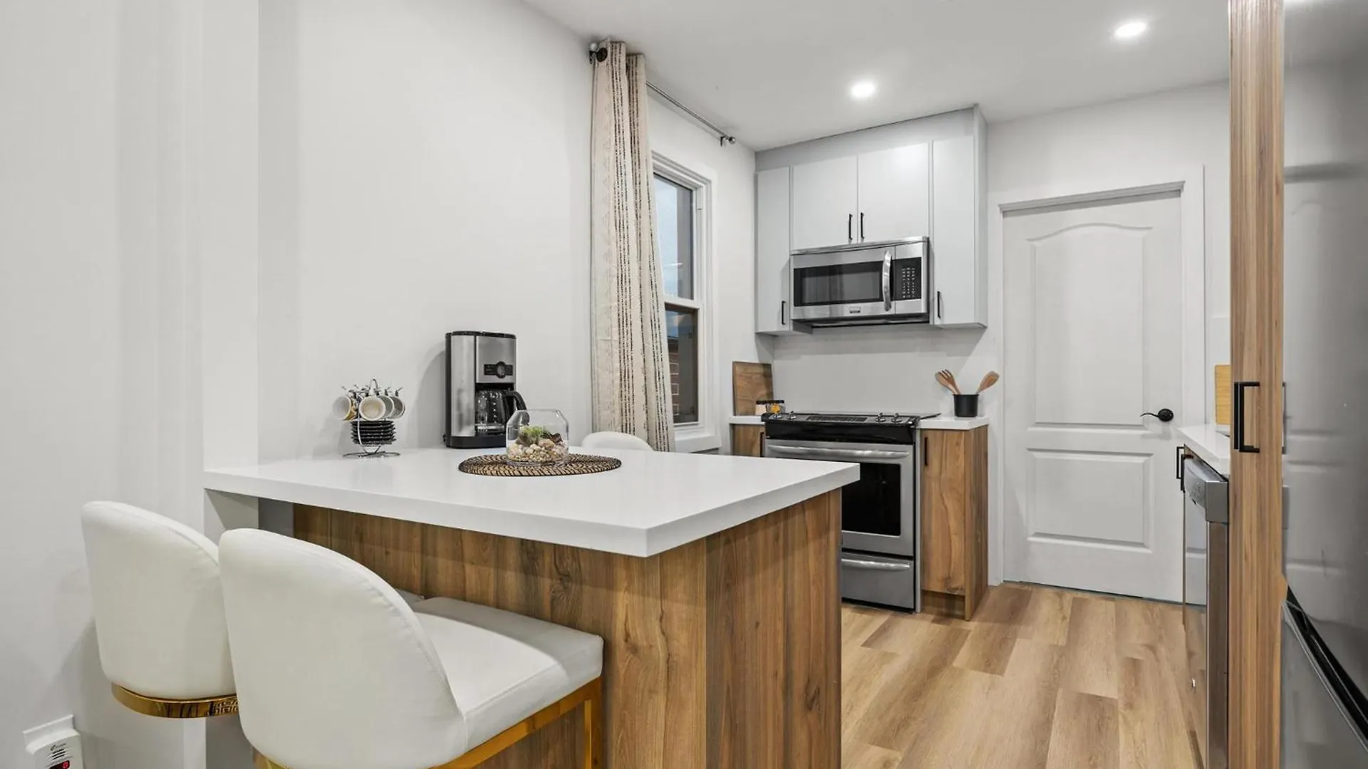 Private House With Parking & Steps To Subway Apartman Toronto