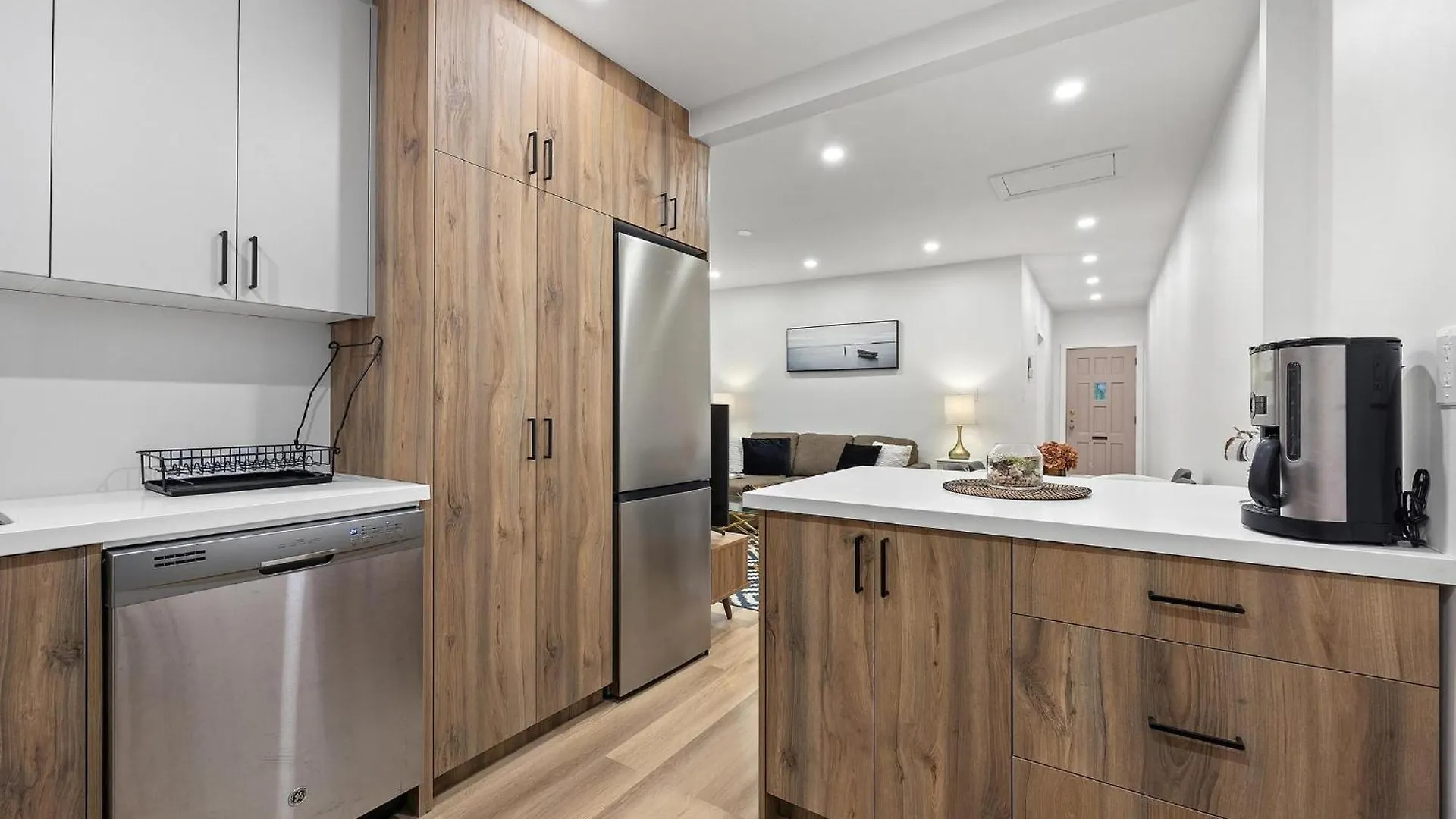 Private House With Parking & Steps To Subway Apartman Toronto