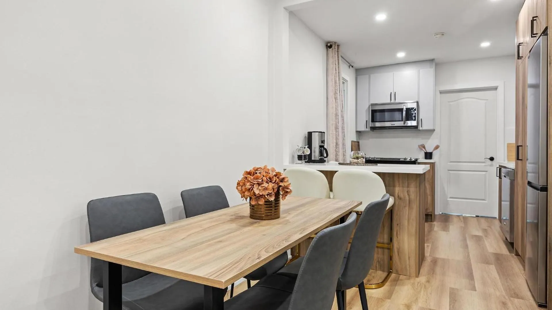 Private House With Parking & Steps To Subway Apartman Toronto
