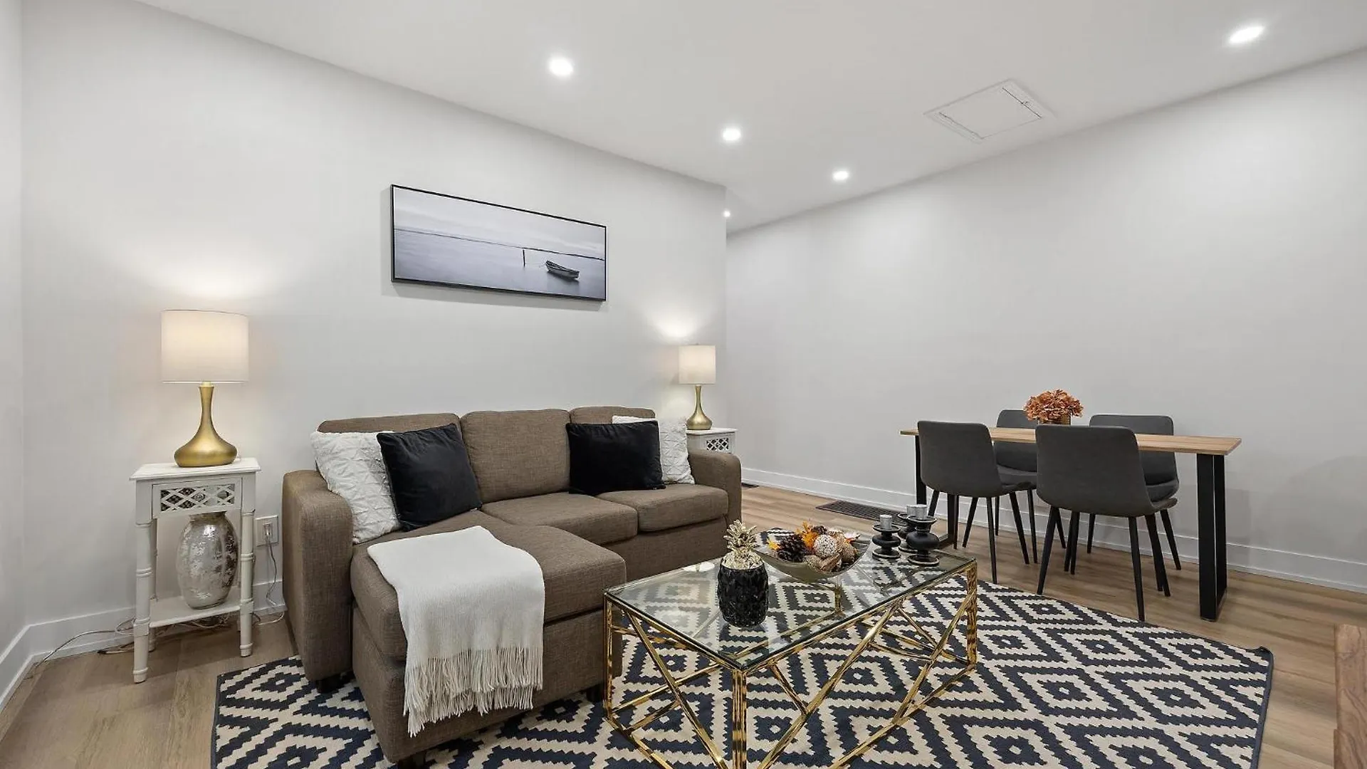 Private House With Parking & Steps To Subway Apartman Toronto 0*,  Kanada